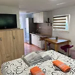 Apartma Meadow Tranquil With Evergreen Garden - Zirovnica