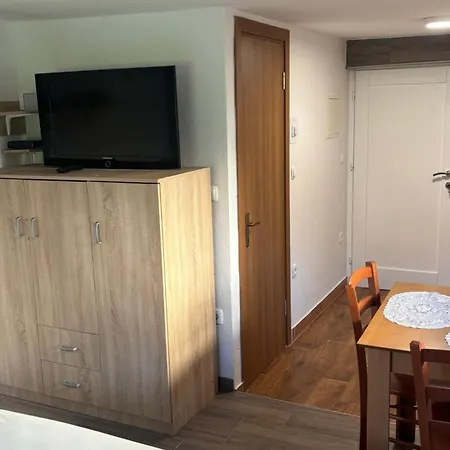 Meadow Tranquil With Evergreen Garden - Zirovnica