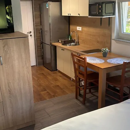 Apartament Meadow Tranquil With Evergreen Garden - Zirovnica