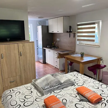 Apartament Meadow Tranquil With Evergreen Garden - Zirovnica