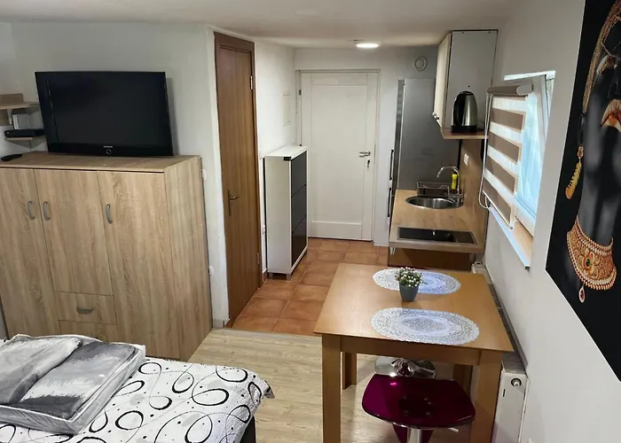 Meadow Tranquil With Evergreen Garden - Apartman Žirovnica