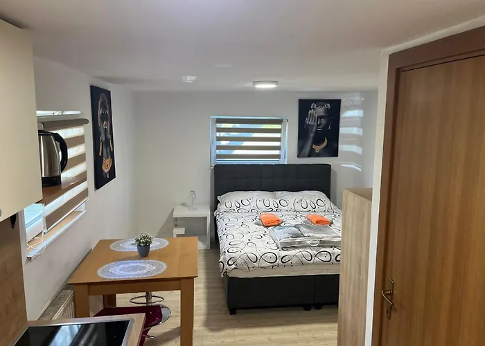 Meadow Tranquil With Evergreen Garden - Apartman Žirovnica