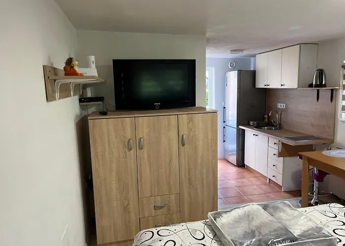 Apartman Meadow Tranquil With Evergreen Garden -